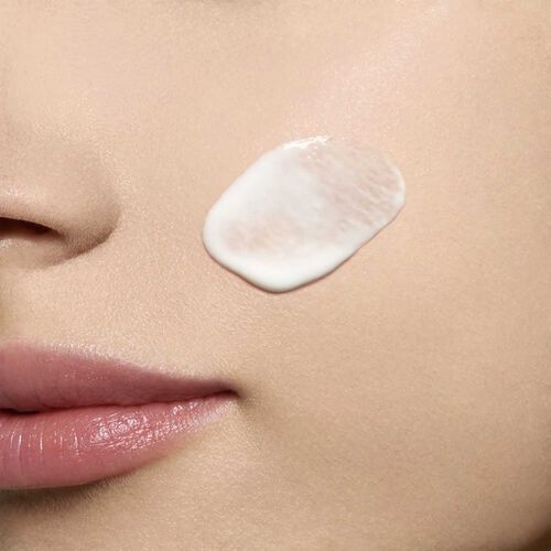 clarins-Bright-Plus-Dark-Spot-Targeting-Milky-Essence
